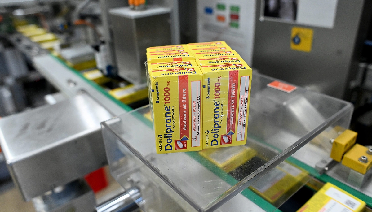 Des boîtes de Doliprane sur une chaîne de mise en conditionnement de l’usine Sanofi de Lisieux, dans le Calvados. 