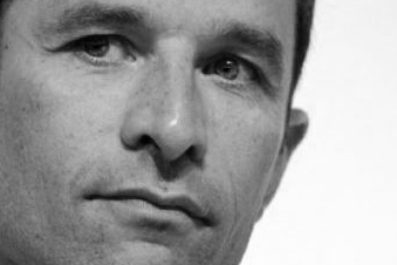 Benoît Hamon consulte sa garde rapprochée qui le suit depuis la fondation du MJS en 1993