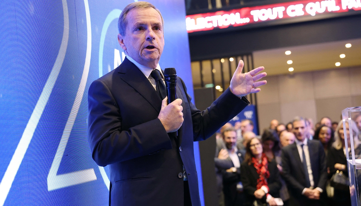 Alain Weill à la soirée d'anniversaire de BFM TV, le 27 novembre 2025, sous le regard de Rodolphe et Véronique Saadé.