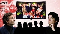 Antoine et Jean Arnault, devant la photo de famille des Arnault prise à Noël 2025.