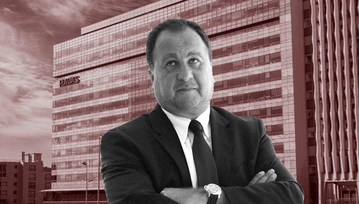 Stéphane Fouks devant le siège parisien d'Havas.