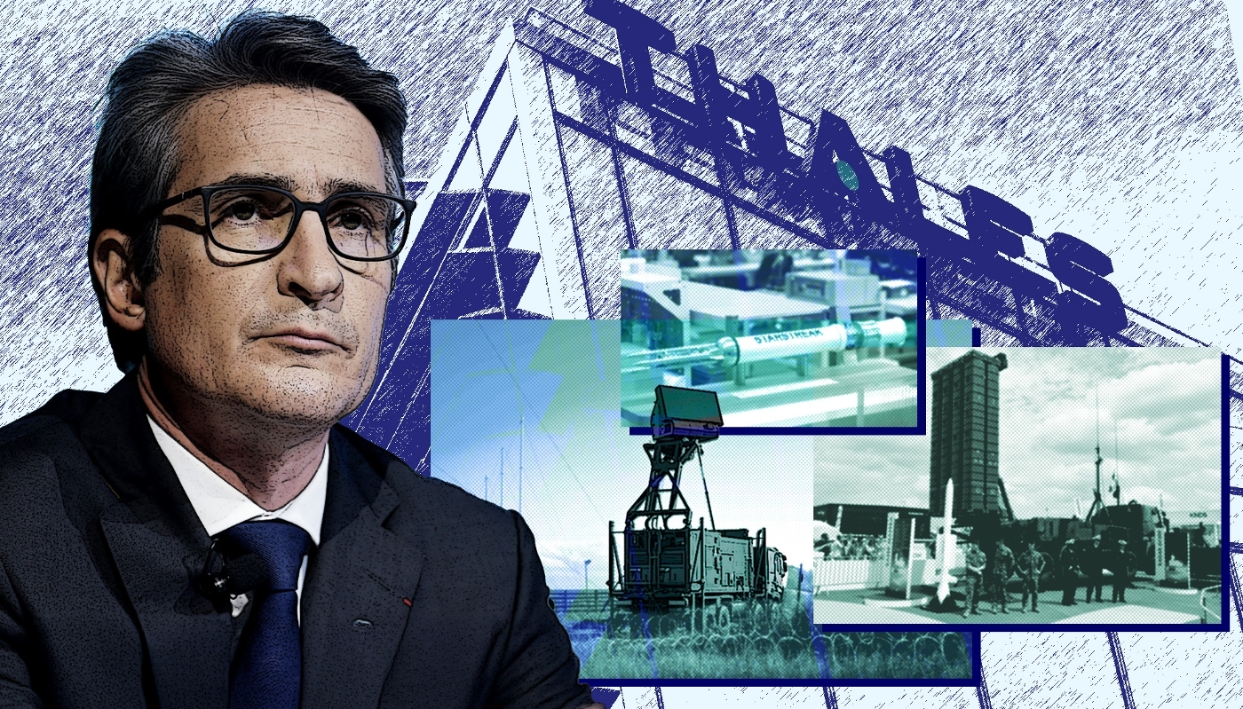 Patrice Caine, PDG de Thales, à côté de photos présentant (de g. à d.) un radar GM200, un missile StarsTreak et un missile SAMP/T.