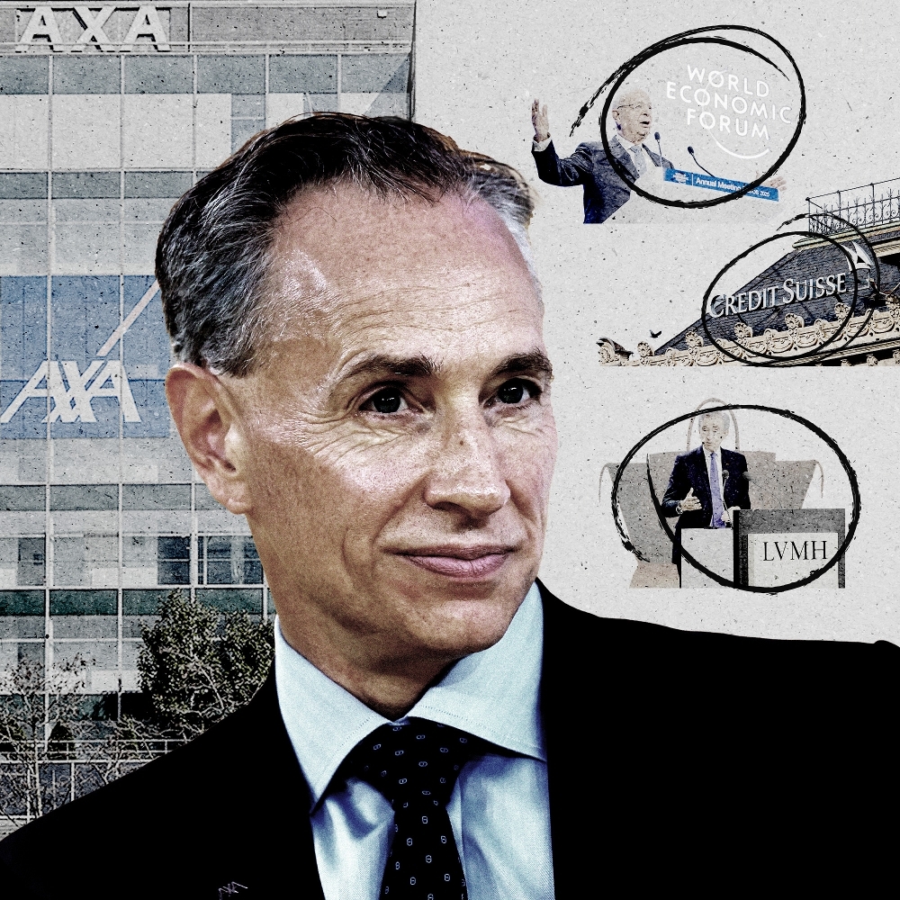 Thomas Buberl, directeur général d'Axa, à côté du président du Forum de Davos, Klaus Schwab, du  PDG de LVMH, Bernard Arnault, et d'une vue du siège du Credit suisse.