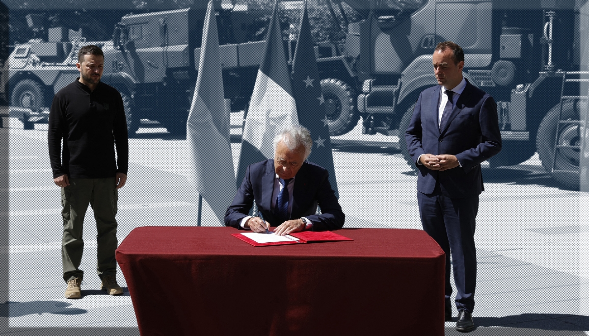 Le président ukrainien Volodymyr Zelensky, le président de KNDS, Philippe Petitcolin, et Sébastien Lecornu, alors ministre des armées, le 7 juin 2024 à Paris.