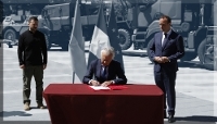 Le président ukrainien Volodymyr Zelensky, le président de KNDS, Philippe Petitcolin, et Sébastien Lecornu, alors ministre des armées, le 7 juin 2024 à Paris.
