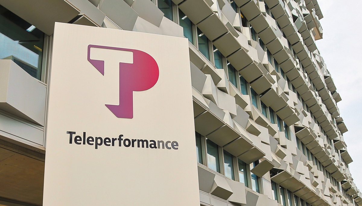 Vue du logo Teleperformance, sur un bâtiment de l'entreprise.