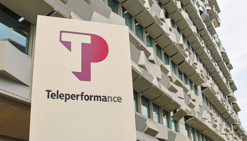 Vue du logo Teleperformance, sur un bâtiment de l'entreprise.