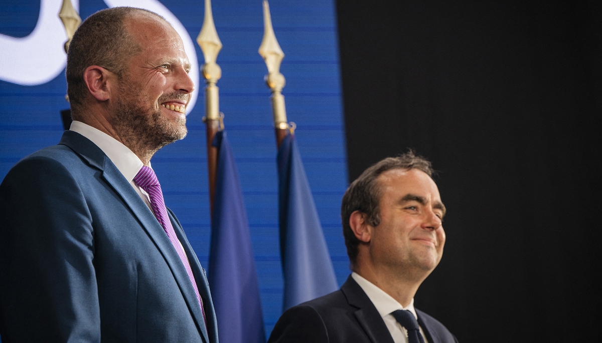 Le ministre belge de la défense, Theo Francken, et son homologue français, Sébastien Lecornu, lors d'une visite chez KNDS à Roanne, le 12 juin 2025.