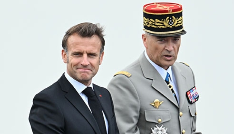 Le président de la République Emmanuel Macron et le chef d'état-major des armées, le général Thierry Burkhard, le 8 mai 2025, à Paris.