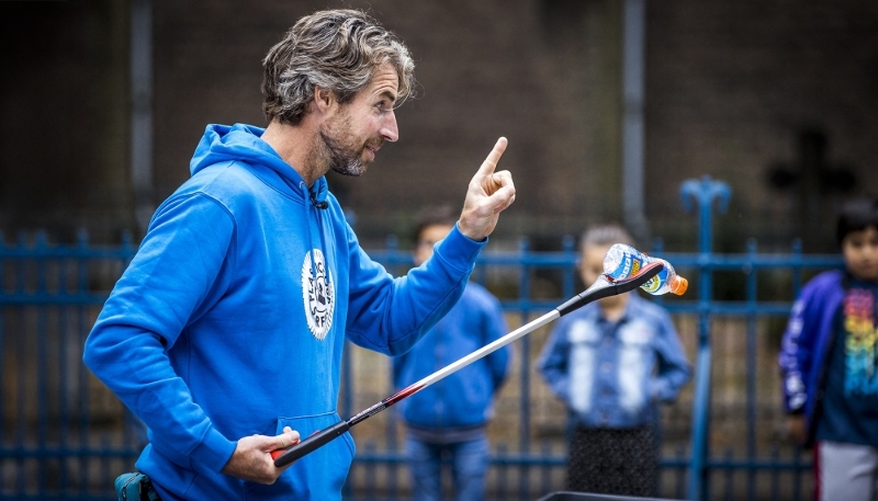 Merijn Tinga, au départ d'une expédition Plastic Soup Surfer à Maastricht, aux Pays-Bas, le 31 août 2020.