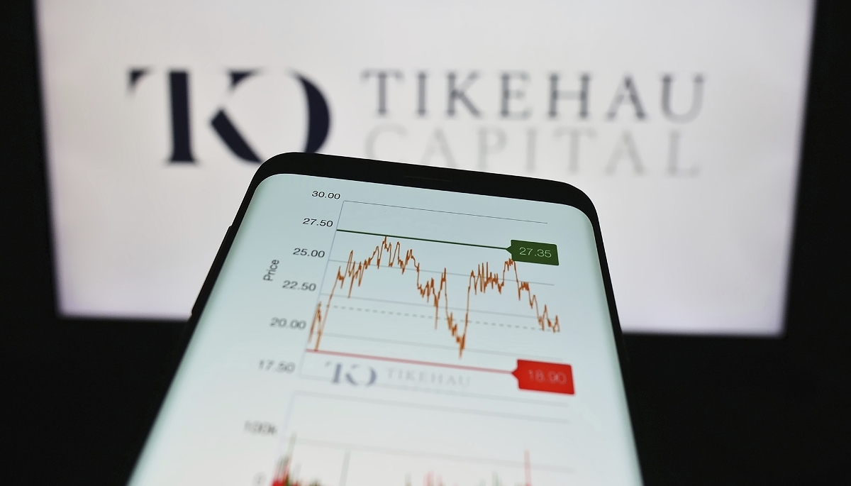 Vue du site web de Tikehau Capital (en 2023), devant le logo de l'entreprise.