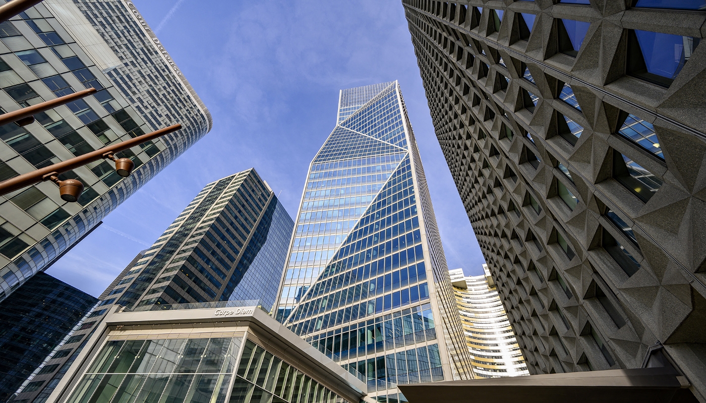 La tour Carpe Diem, à La Défense, héberge Amazon Web Services en France.
