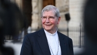 L'archevêque de Paris, Laurent Ulrich, devant la cathédrale Notre-Dame de Paris, avant une messe en l'honneur du pape Léon XIV, le 9 mai 2025.
