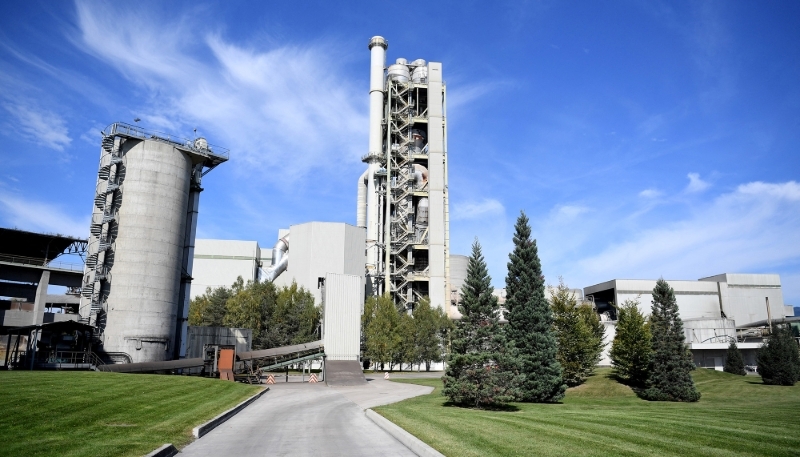 Vue d'une partie de l'usine du cimentier Vicat, à Montalieu-Vercieu (Isère), en septembre 2017.
