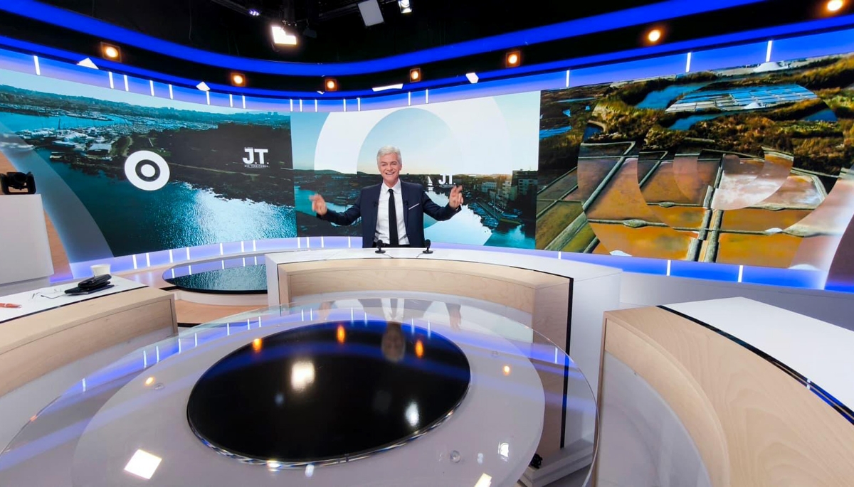 Le journaliste Cyril Viguier, sur le plateau du 'Grand JT des territoires'.