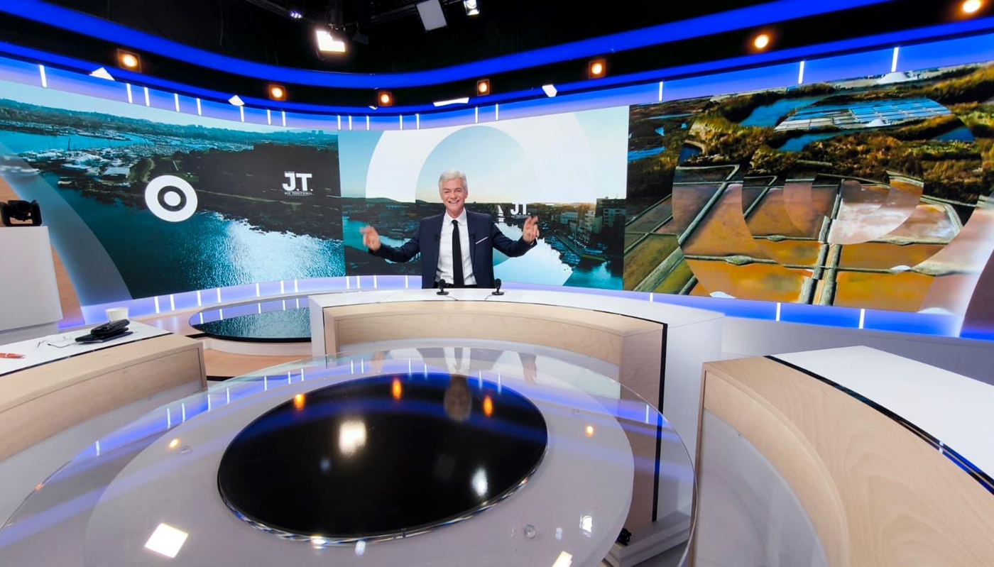 Le journaliste Cyril Viguier, sur le plateau du 'Grand JT des territoires'.