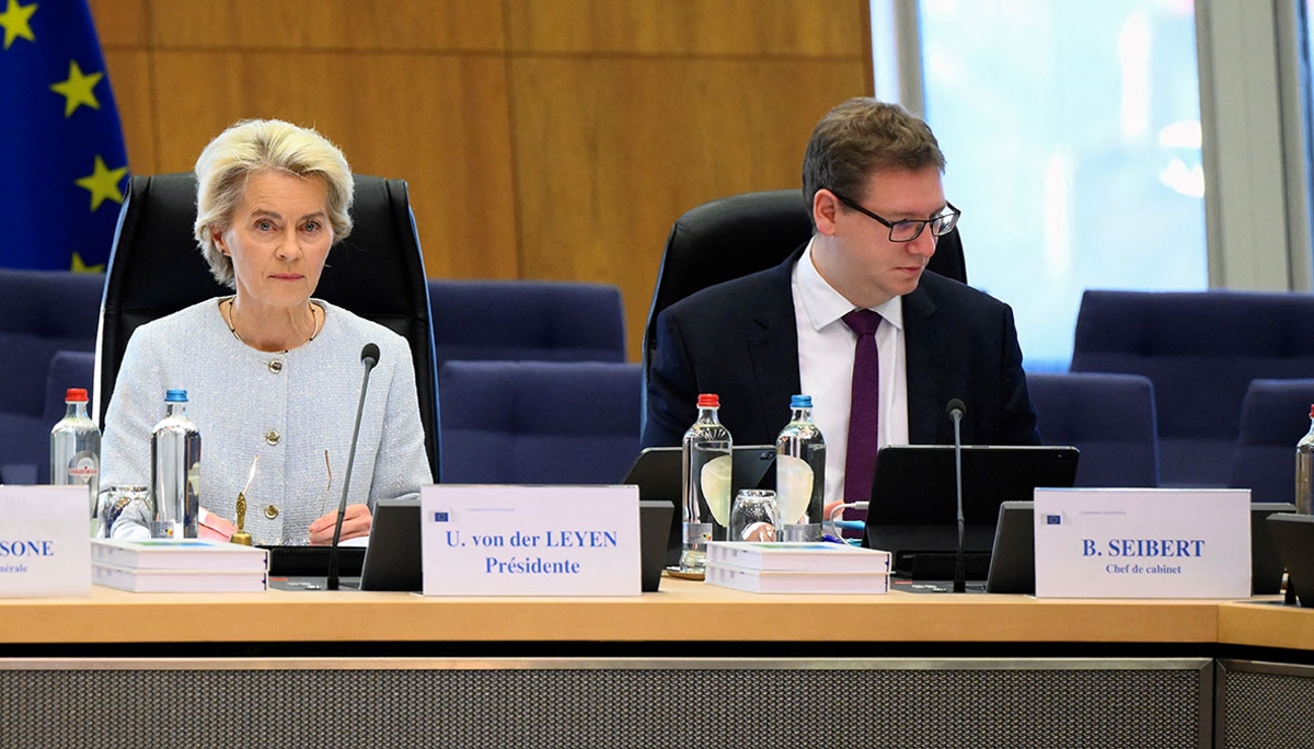 La présidente de la Commission européenne Ursula von der Leyen et Björn Seibert, son directeur de cabinet, avant la réunion hebdomadaire du Collège des commissaires, le 2 octobre 2024.
