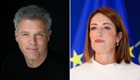 James Waterworth, le directeur des affaires publiques européennes d'Amazon, et Roberta Metsola, la présidente du Parlement européen.
