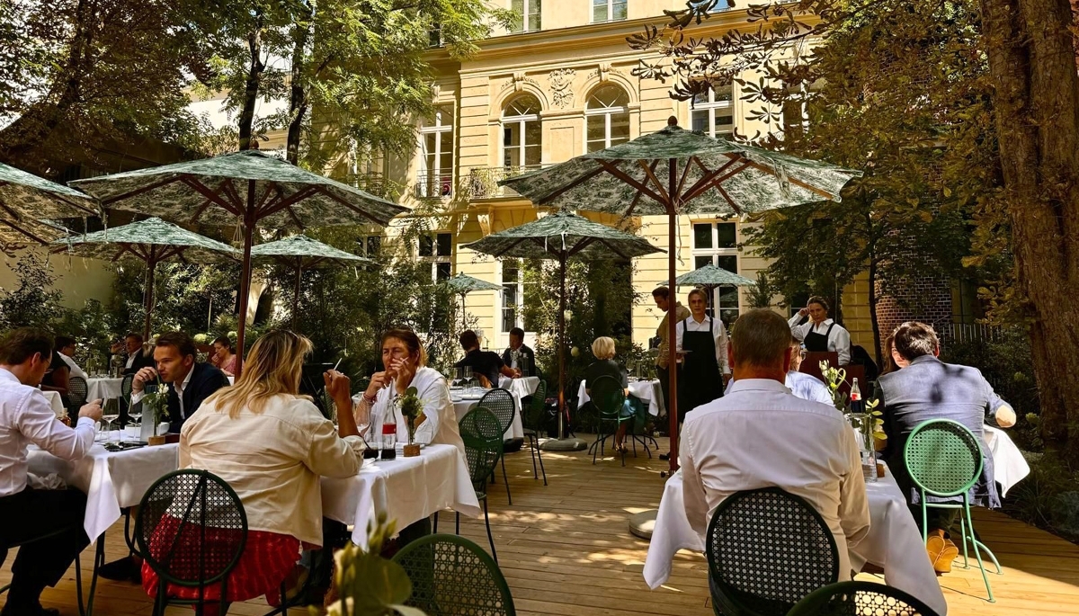 Le perron de l'hôtel particulier du 73, rue du Faubourg-Saint-Honoré, accueille le club We Are.