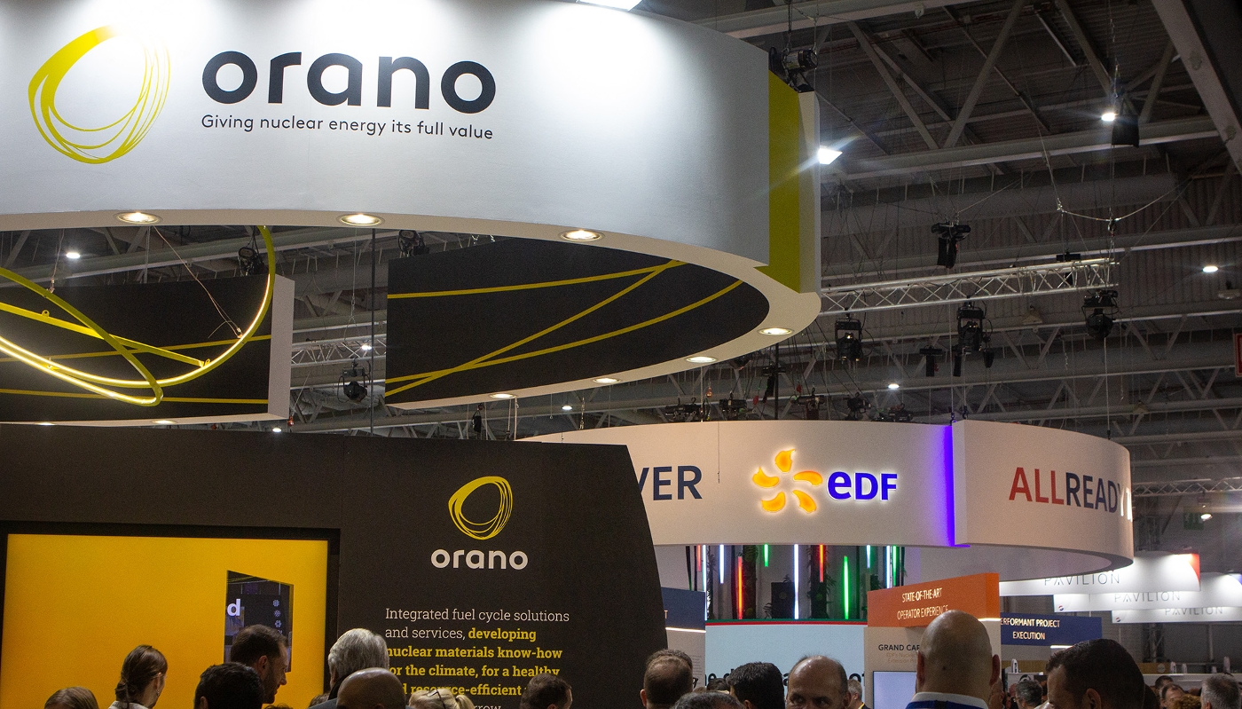 Les stands d'Orano et d'EDF lors du salon World Nuclear Exhibition 2023, près de Paris, le 1er décembre 2023.