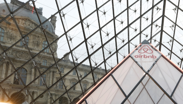 Une mini-pyramide Airbnb sous la pyramide du Louvre, à Paris.