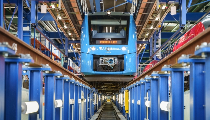 Un train Alstom à hydrogène Coradia iLint sur une voie de garage.