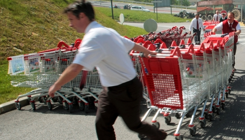 Le futur directeur des opérations d'Auchan pour la France, David Guilluy, tirant des caddies.