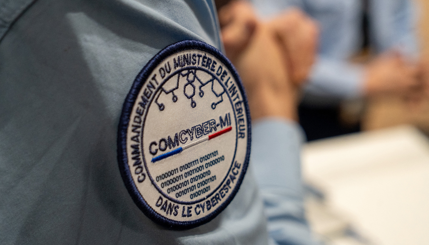 Des officiers du ComCyber, à Cannes, en février 2025.