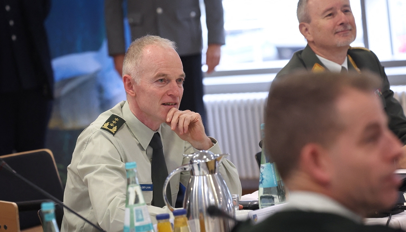 Le général de corps d'armée néerlandais Michiel van der Laan (à gauche), directeur général de l'état-major de l'Union européenne, participe à une réunion des commandants militaires de l'UE à la caserne de Wilhelmsburg, en Allemagne, le 27 novembre 2025.