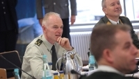 Le général de corps d'armée néerlandais Michiel van der Laan (à gauche), directeur général de l'état-major de l'Union européenne, participe à une réunion des commandants militaires de l'UE à la caserne de Wilhelmsburg, en Allemagne, le 27 novembre 2025. 