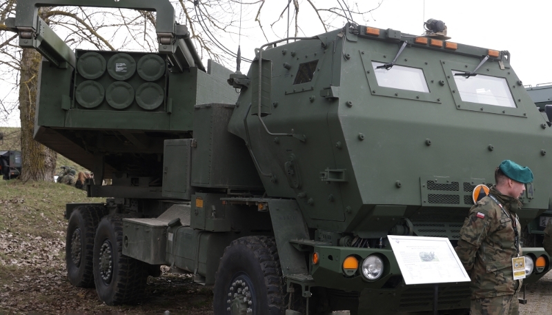 Un système de lance-roquettes américain Himars.