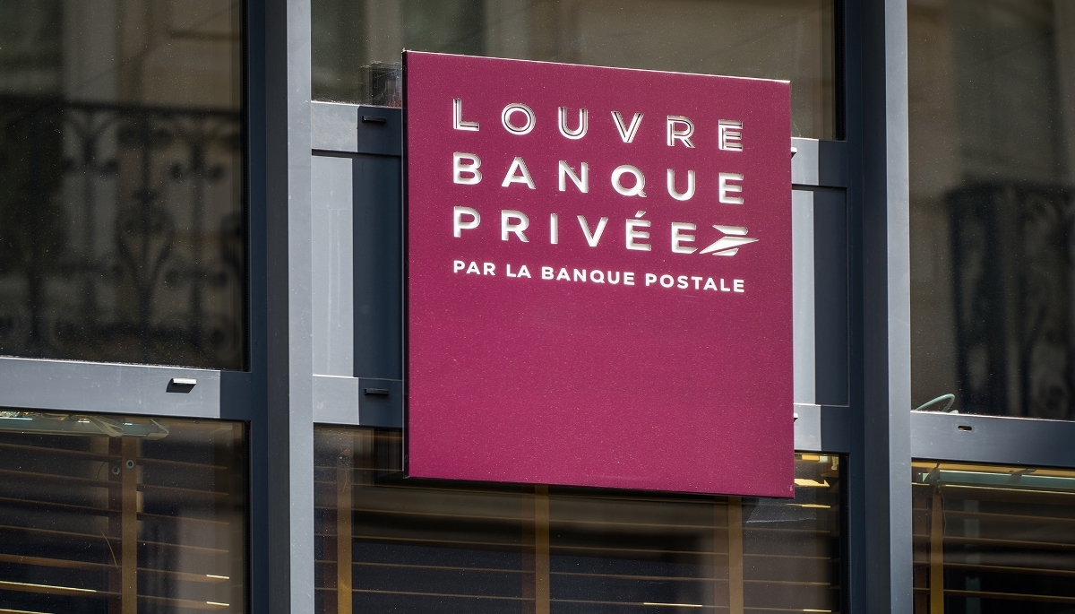 La devanture d'une agence Louvre Banque privée, à Grenoble, en 2023. 