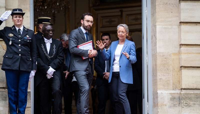 Élisabeth Borne et l'un de ses conseillers à Matignon.