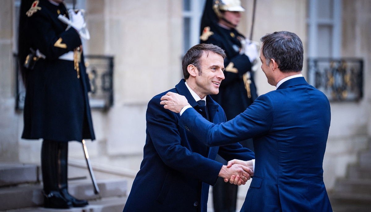 Emmanuel Macron accueille le premier ministre belge Alexander De Croo à l'Élysée.