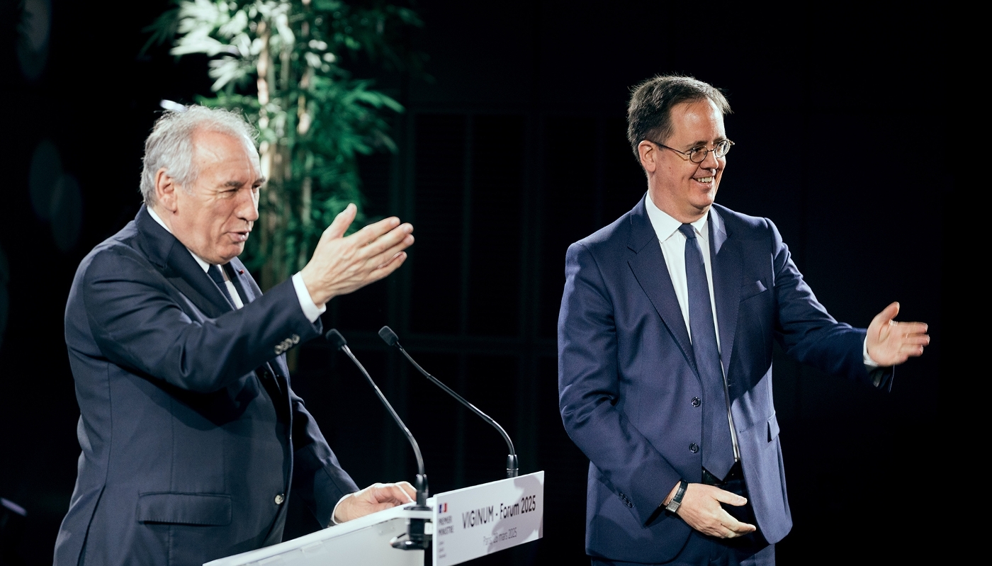 Le secrétaire général de la défense et de la sécurité nationale Nicolas Roche (à dr.) et le premier ministre Francois Bayrou, au forum de Viginum, à Paris, le 28 mars 2025.