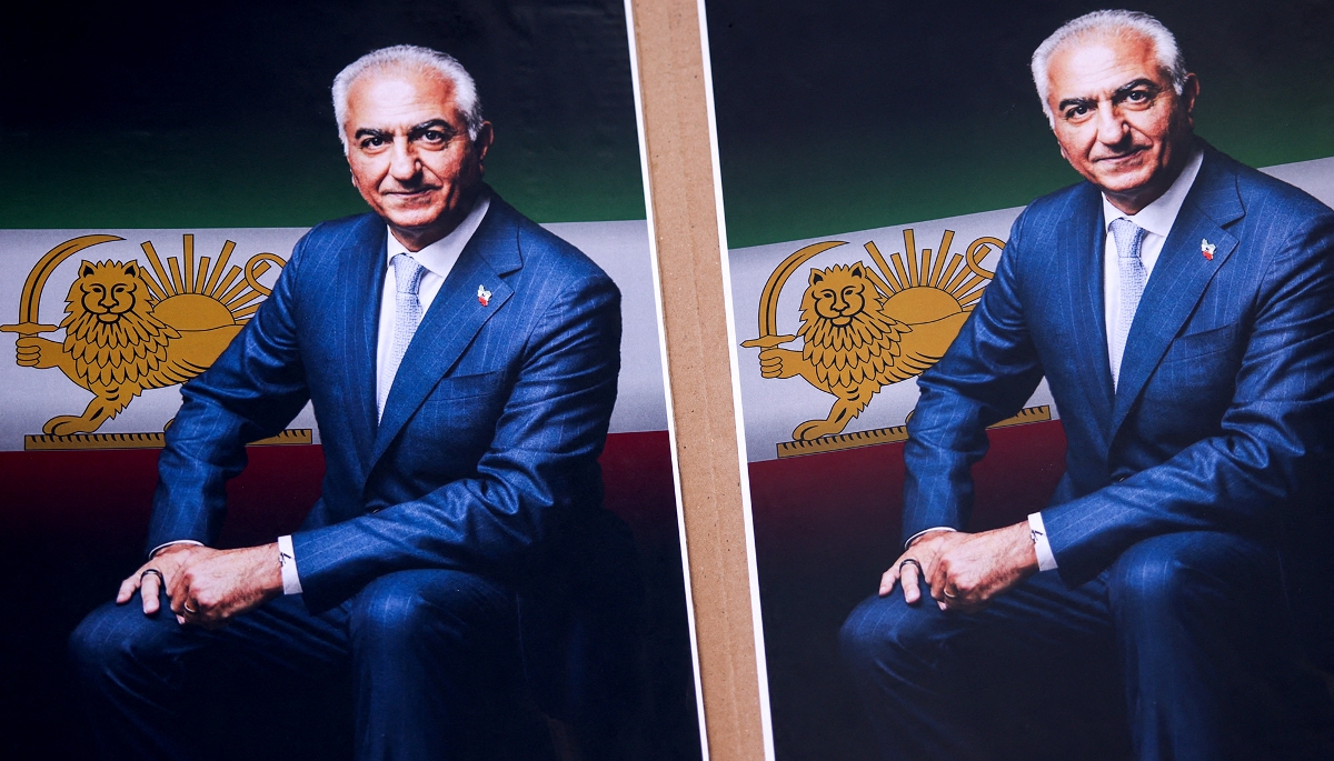 Banderole à l'effigie de Reza Pahlavi brandie par une personne participant à une manifestation de soutien au peuple iranien à Cracovie, en Pologne, le 8 mars 2026.
