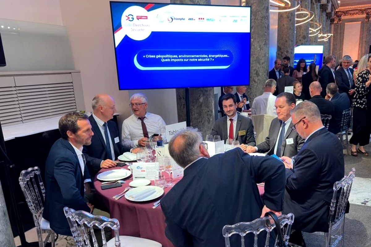 Julien Rancoule (au centre), lors du Gala de la sécurité privée organisé le 14 juin par Agora, un média associé à la Fédération française de la sécurité privée.