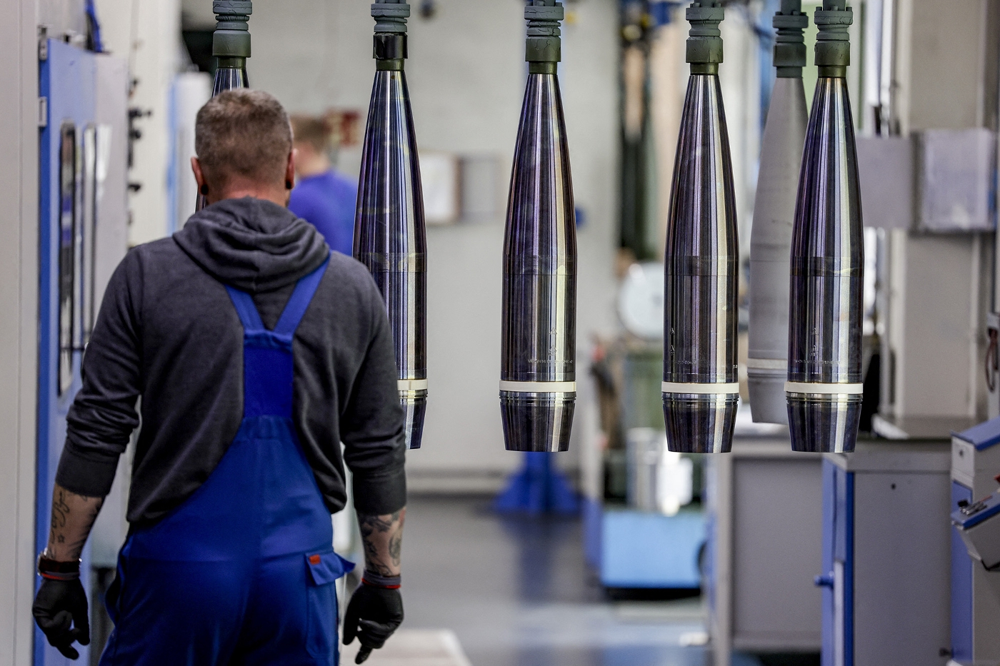 Technicien de Rheinmetall au travail sur des munitions de 155 mm qui seront livrées aux forces ukrainiennes.