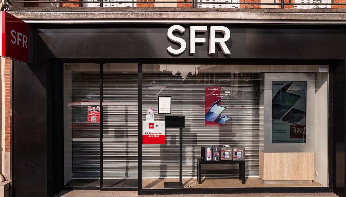 Une boutique de SFR, fournisseur  internet et mobile, rideau baissé, à L'Aigle, dans l'Orne, le 8 août 2025.