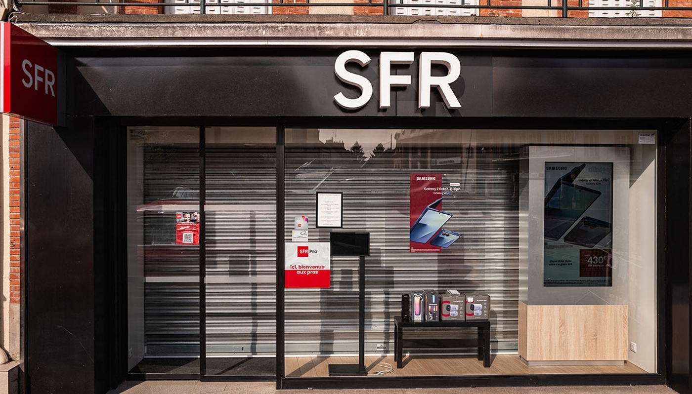 Une boutique de SFR, fournisseur  internet et mobile, rideau baissé, à L'Aigle, dans l'Orne, le 8 août 2025.