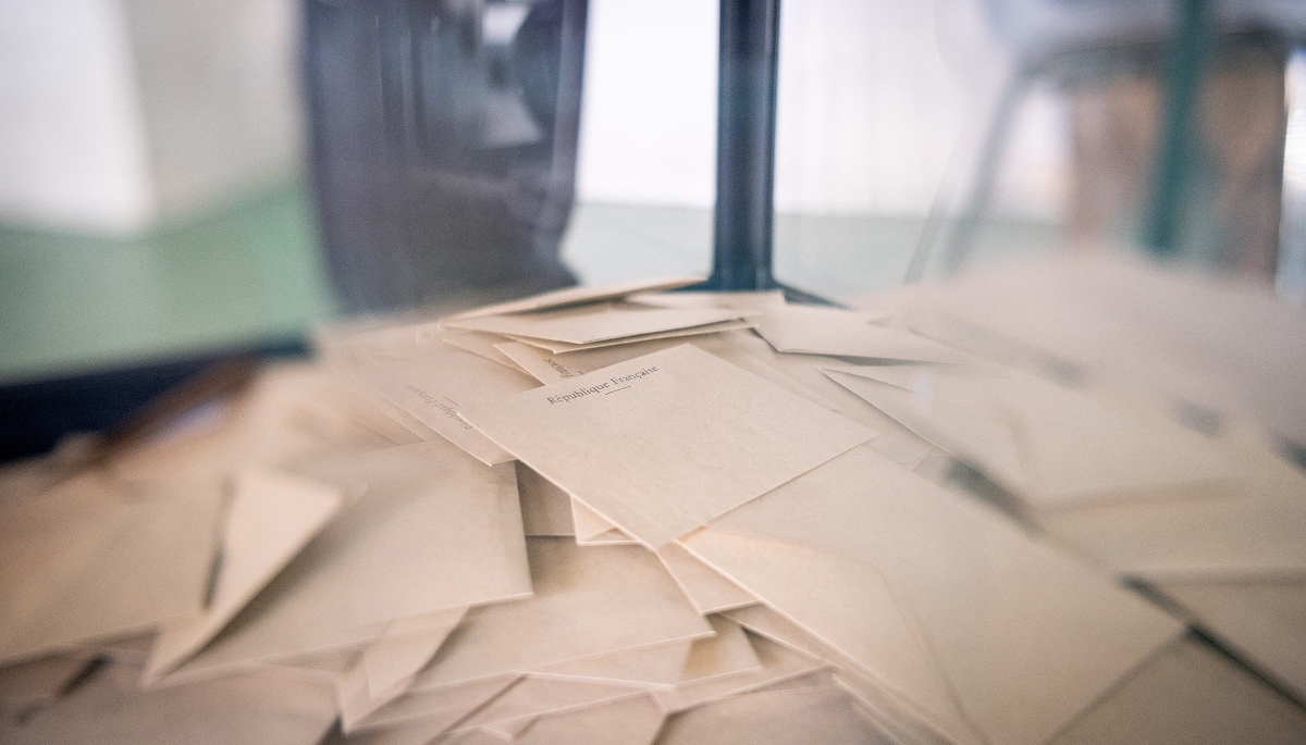Une urne remplie de bulletins de vote.