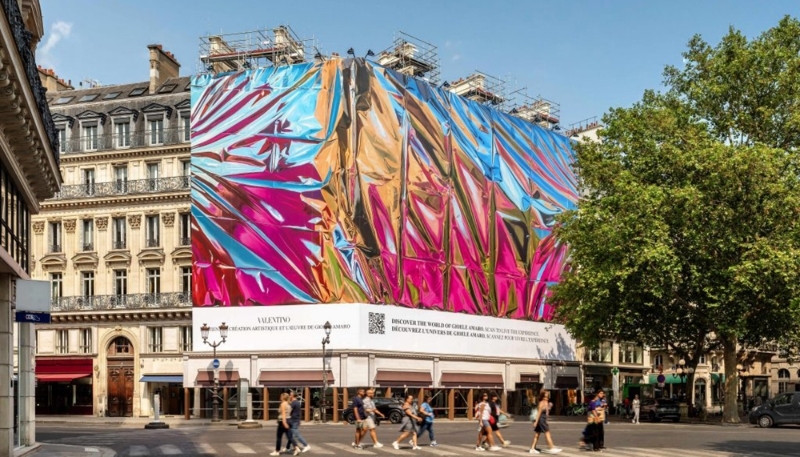 Œuvre de Gioele Amaro sur une bâche publicitaire de la marque Valentino, au 2, boulevard de l'Opéra, à Paris.