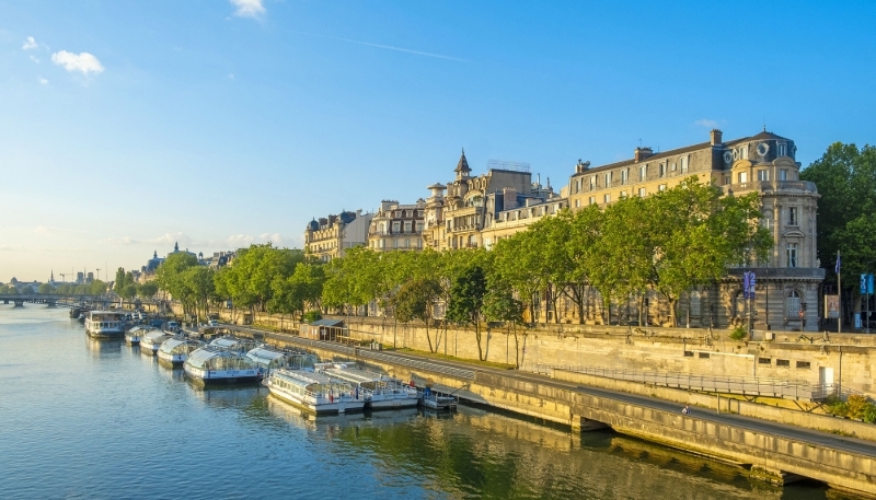 Le quai Anatole-France à Paris (7e), où se trouve le siège du groupe ADIT.