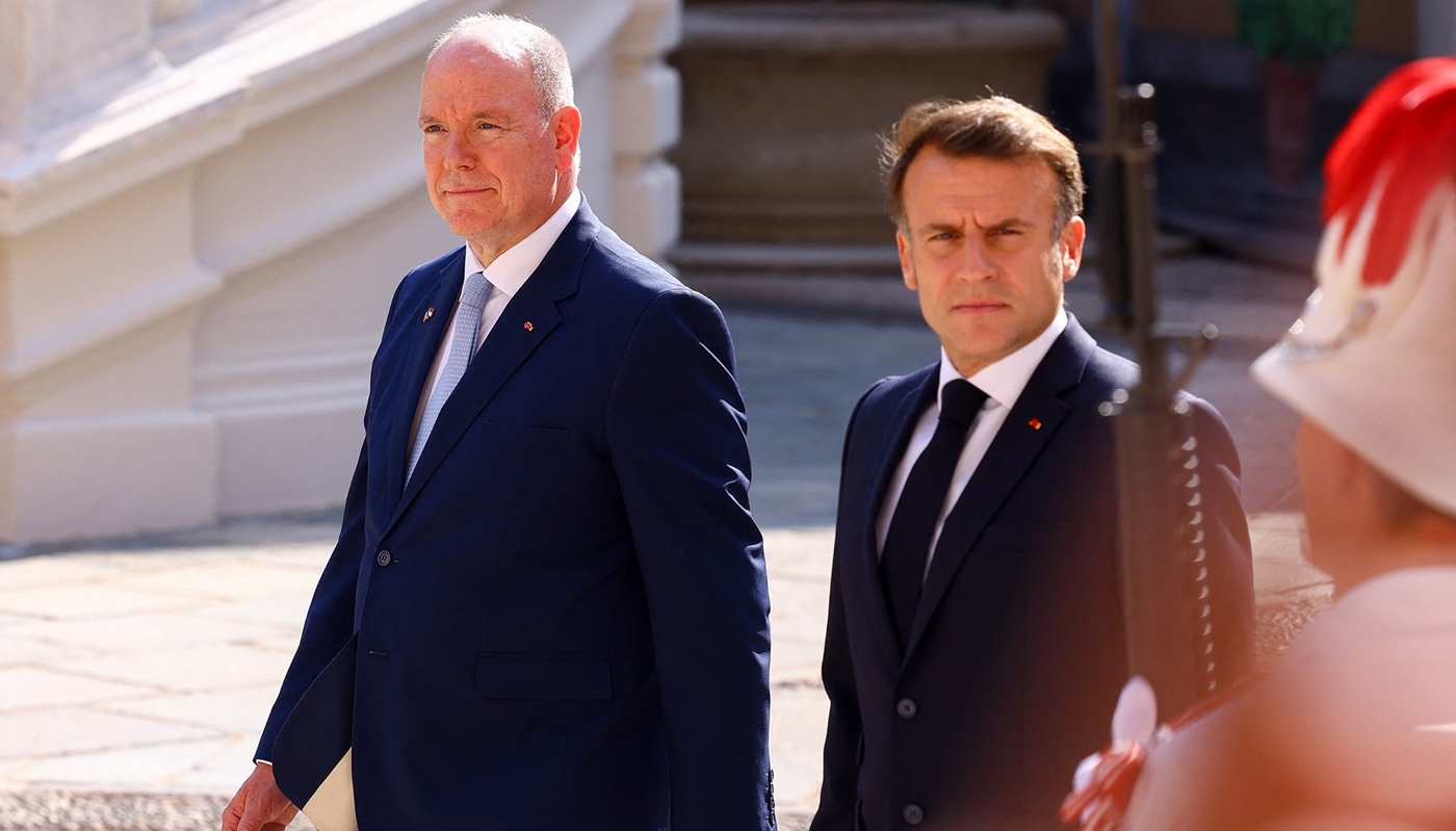 Emmanuel Macron et le prince Albert II, à l'arrivée du président pour une visite d'État à Monaco, le 7 juin 2025.