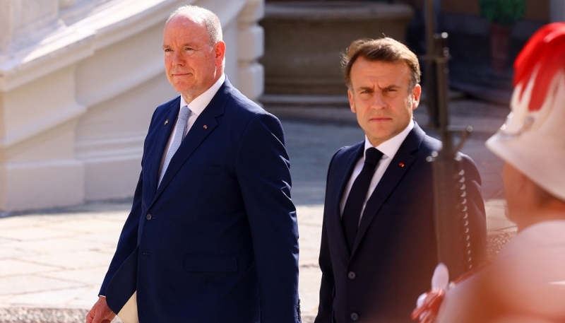 Emmanuel Macron et le prince Albert II, à l'arrivée du président pour une visite d'État à Monaco, le 7 juin 2025.