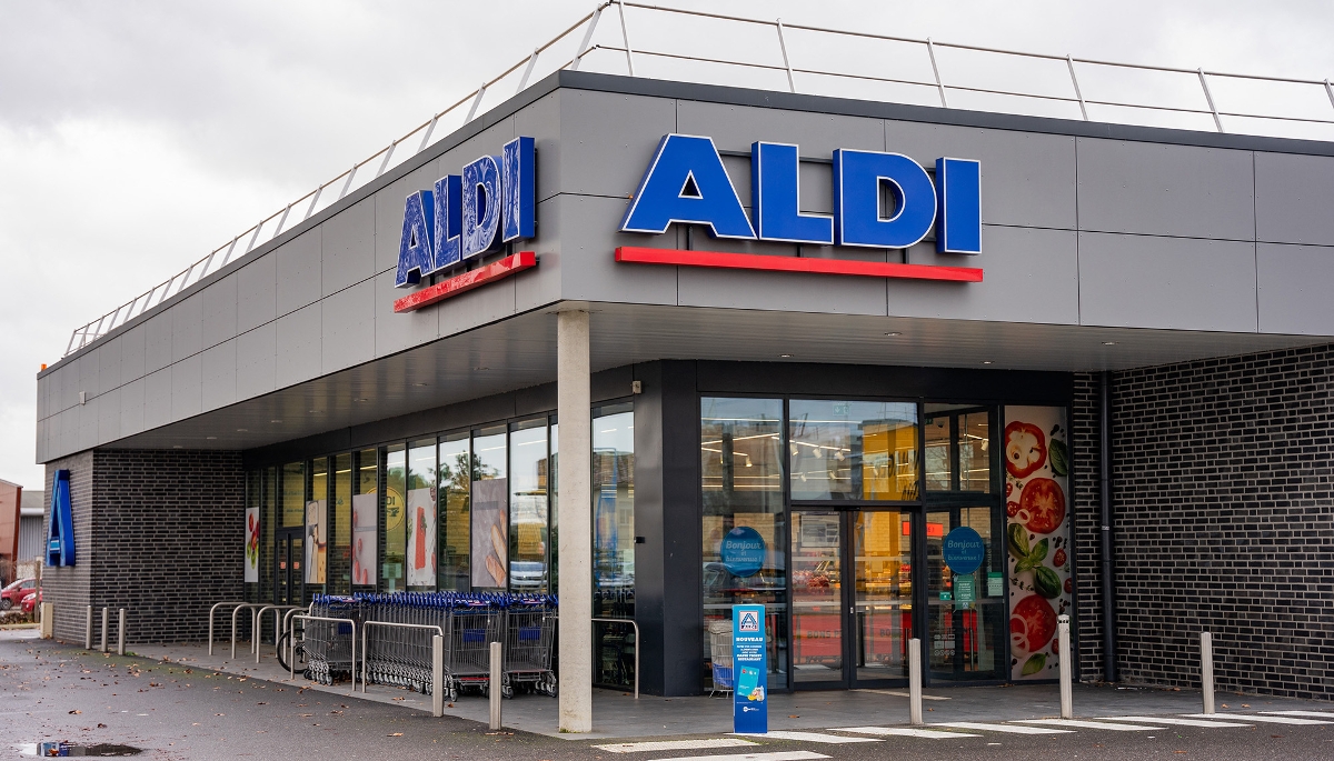 Vue de la façade d'un magasin Aldi.