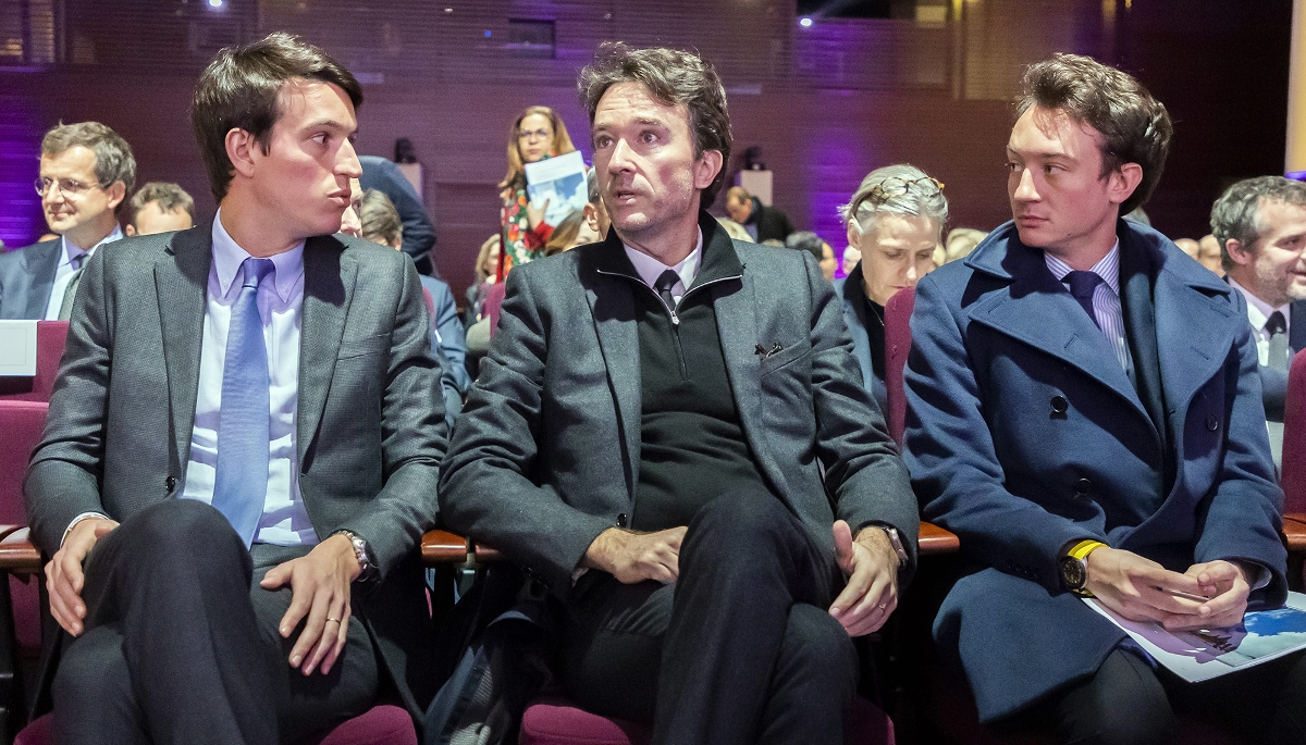 Antoine Arnault, entouré d'Alexandre Arnault (à g.) et Frédéric Arnault (à dr.).
