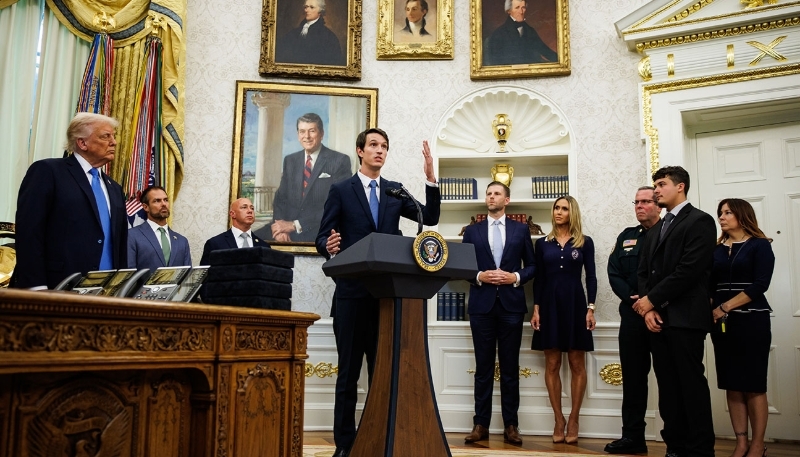 Alexandre Arnault, PDG de Moët Hennessy, reçu dans le bureau ovale, à la Maison Blanche, par le président Donald Trump, le 19 mai 2025. 
