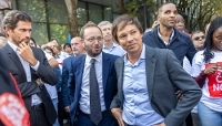 Laurent Halimi, secrétaire général de SFR, Arthur Dreyfuss, PDG d'Altice France, et Mathieu Cocq, PDG de SFR, lors d'une manifestation des salariés du groupe, le 24 septembre 2026, à Paris.