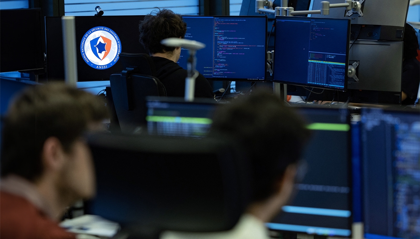 Des agents du centre opérationnel de l'Anssi, à Paris en novembre 2022.